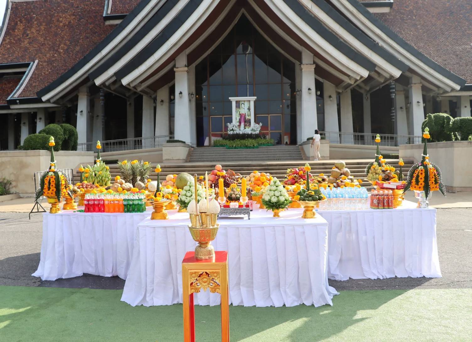 title - ศพส. ร่วมพิธีบวงสรวงซุ้มถวายดอกไม้จันทน์ จังหวัดพระนครศรีอยุธยา น้อมรำลึกในพระมหากรุณาธิคุณ สมเด็จพระบรมราชชนนีพันปีหลวง ณ บริเวณด้านหน้าอาคารศาลาพระมิ่งขวัญ ศูนย์ส่งเสริมและพัฒนาอาชีพเสริมนอกภาคการเกษตร (ศูนย์ศิลปาชีพ บางไทรฯ (เดิม))